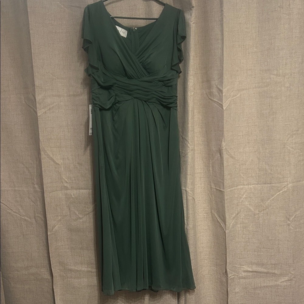 Elegant Green V-Neck Maxi Dress